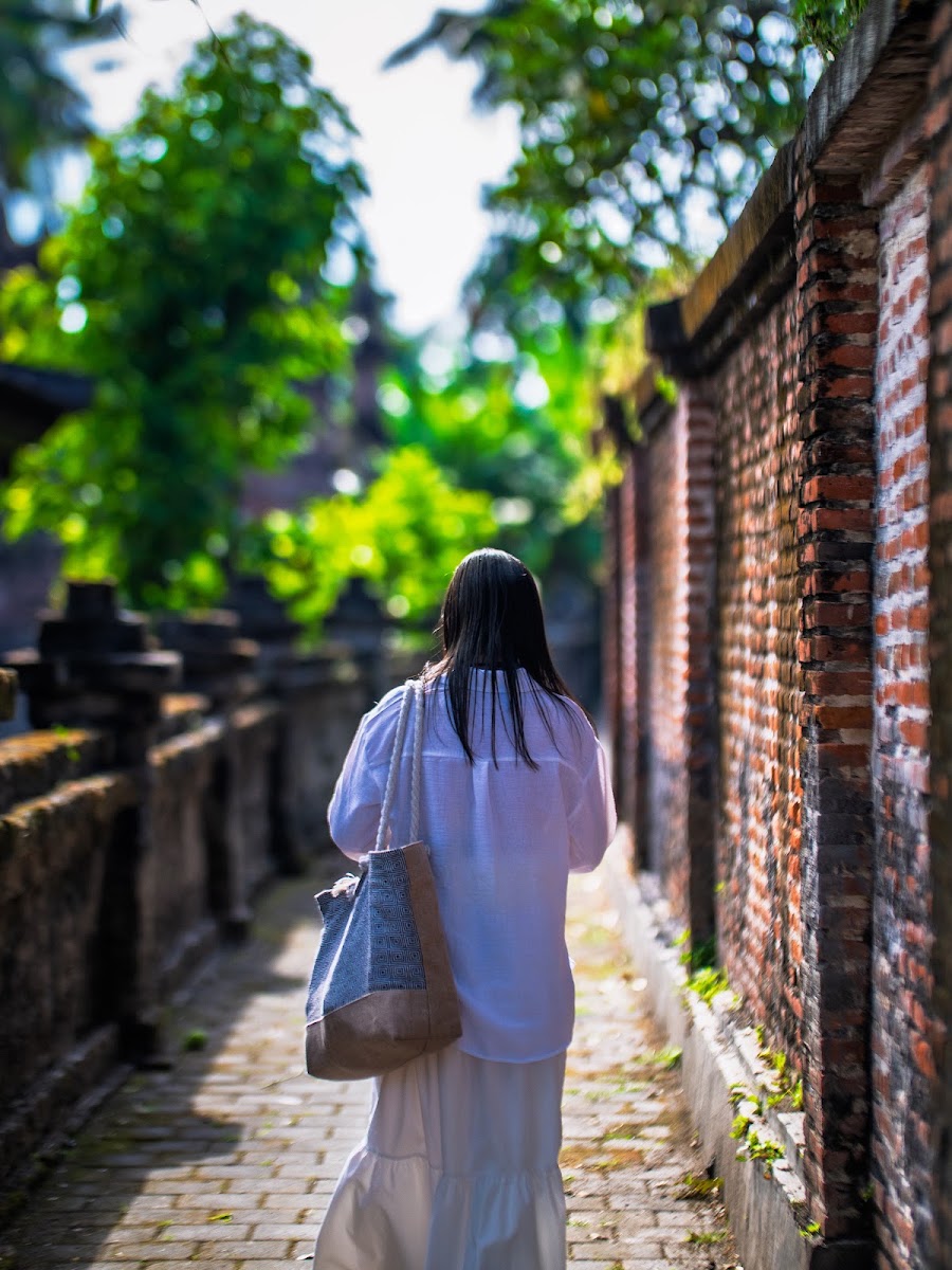 Donna vestita di bianco su un sentiero a Bali