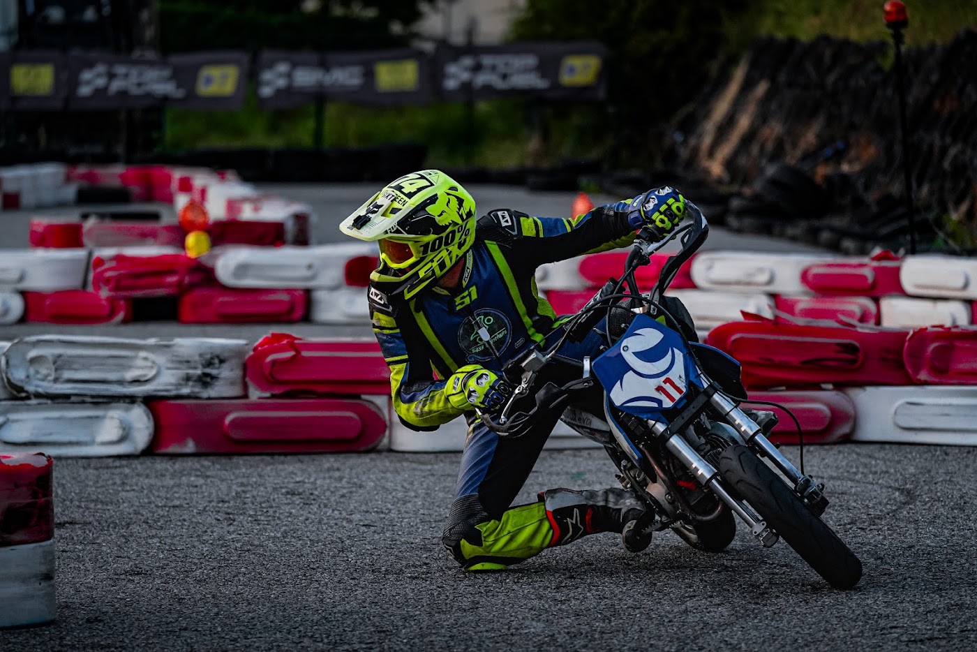 Pilota di supermotard in piega in curva