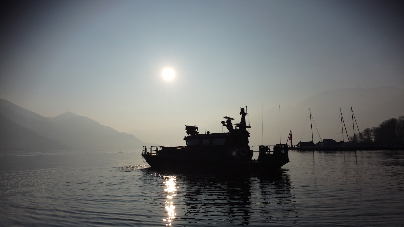 Barca sul lago all’alba vista dal drone